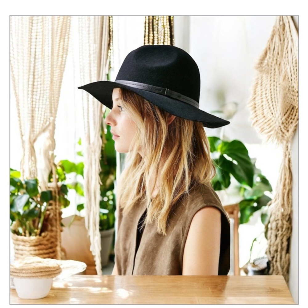 Urban Outfitters Ecote Panama Black Wool Hat
Brimmed hat
Subtle black trim🍂